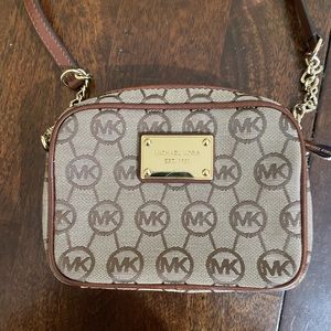 Michael Kors Small zip crossbody bag